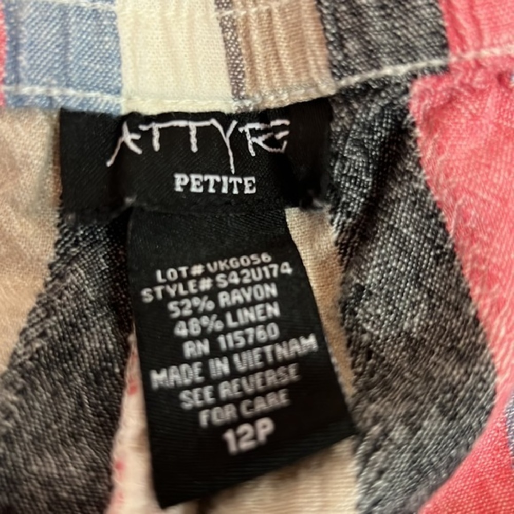 ATTYRE SKIRT WITH BUILT IN SHORTS. Size 12p - Picture 4 of 4